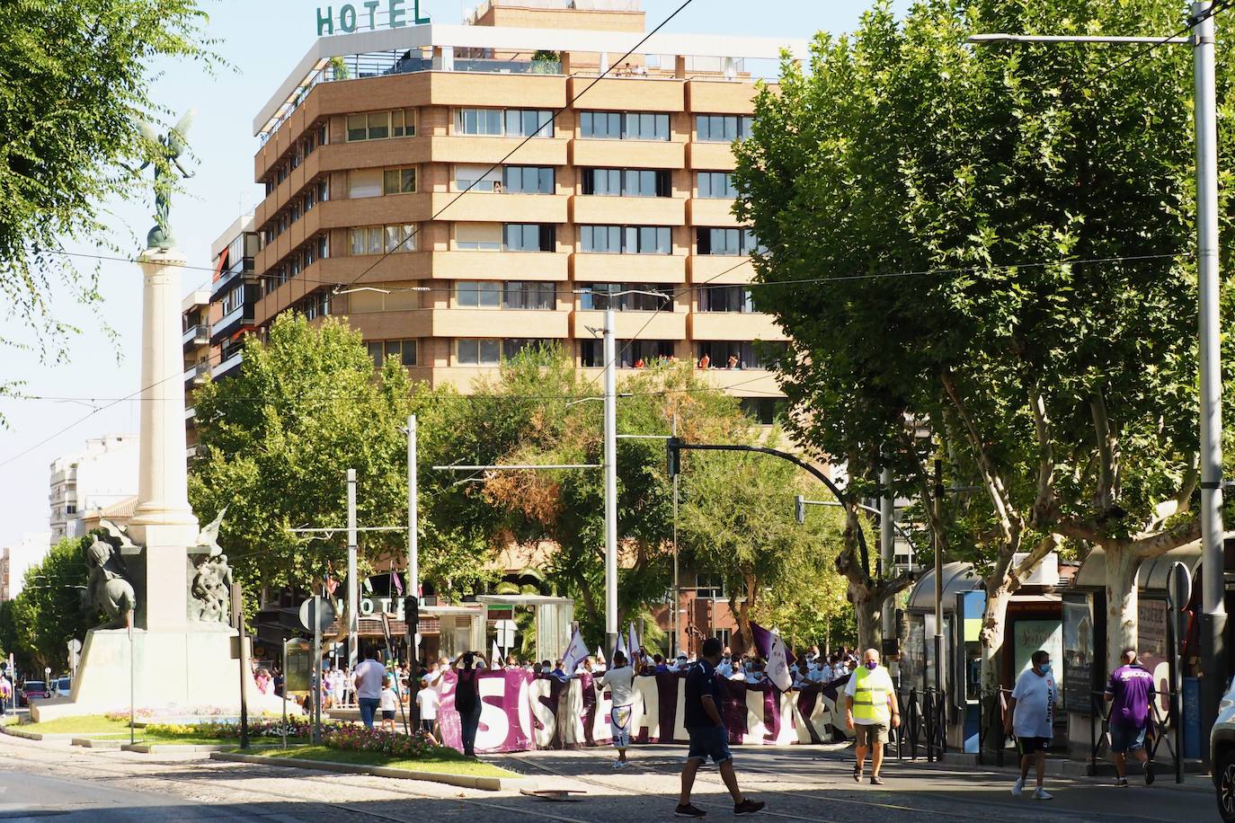 Los aficionados del club han recorrido la ciudad entre cánticos, críticas y pancartas: estos son sus mensajes