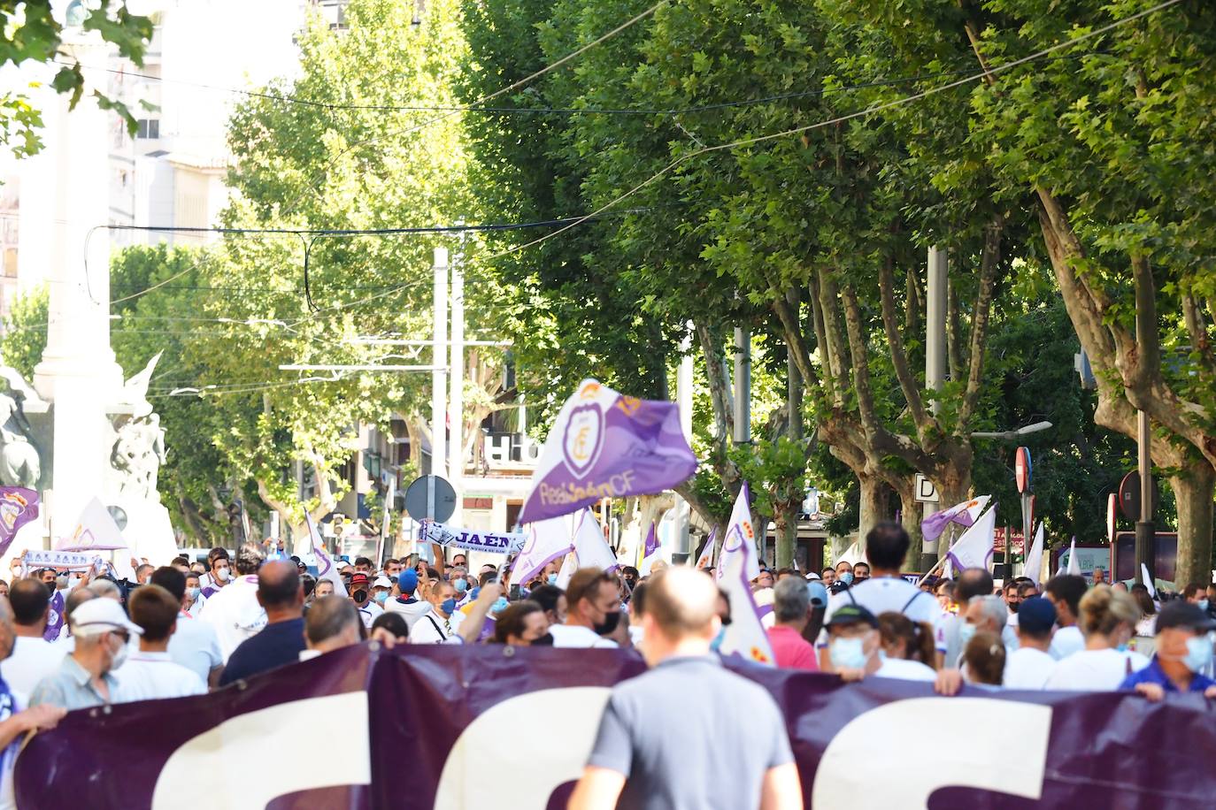 Los aficionados del club han recorrido la ciudad entre cánticos, críticas y pancartas: estos son sus mensajes