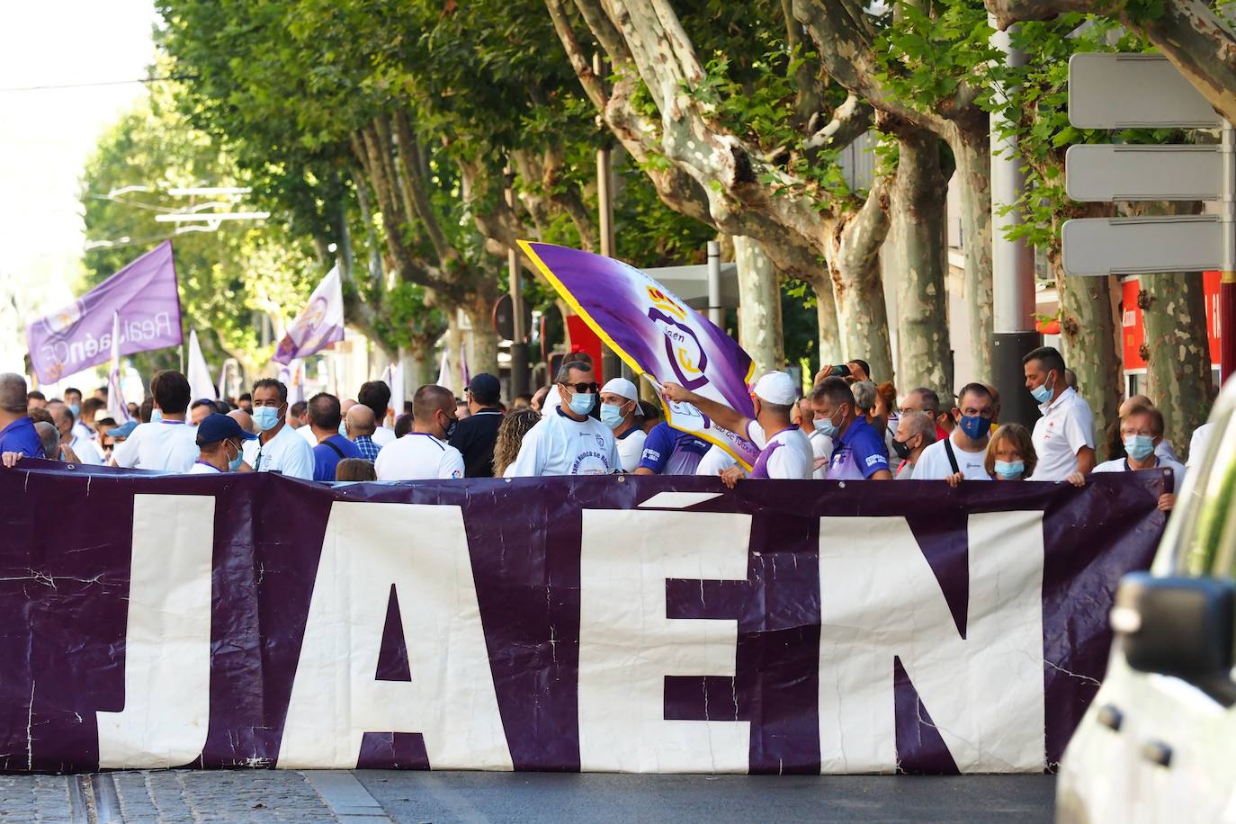 Los aficionados del club han recorrido la ciudad entre cánticos, críticas y pancartas: estos son sus mensajes