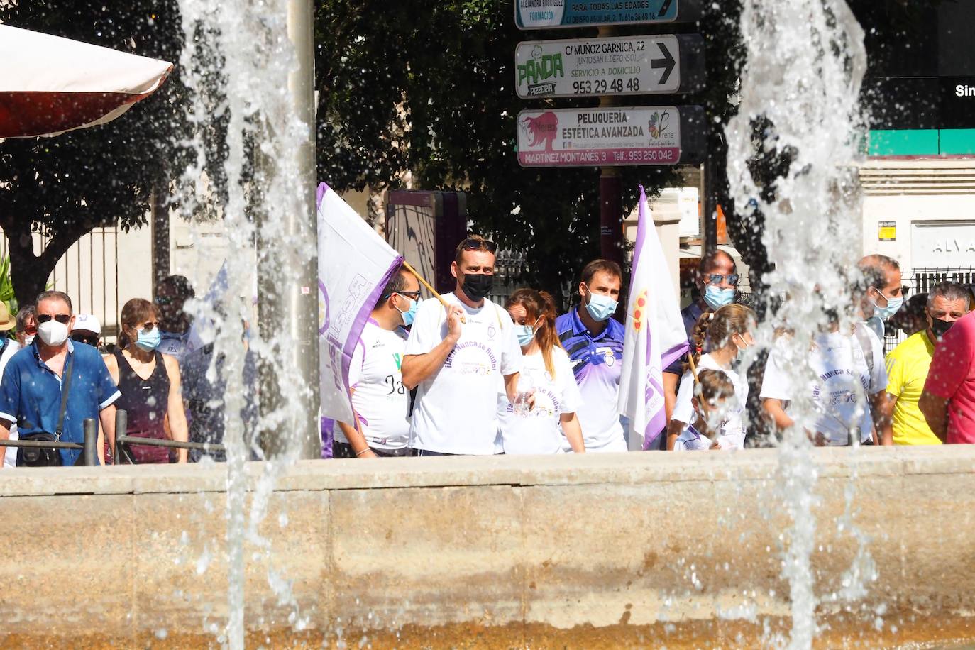 Los aficionados del club han recorrido la ciudad entre cánticos, críticas y pancartas: estos son sus mensajes