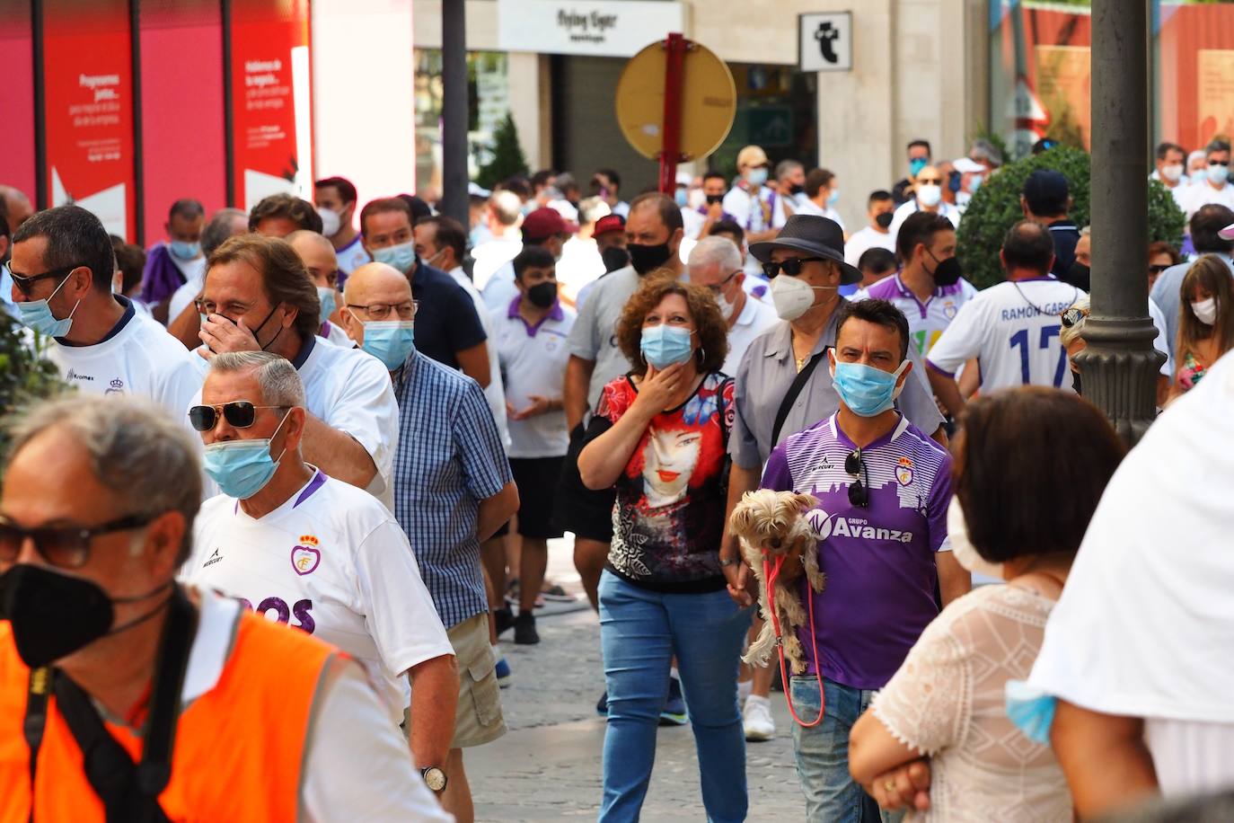 Los aficionados del club han recorrido la ciudad entre cánticos, críticas y pancartas: estos son sus mensajes