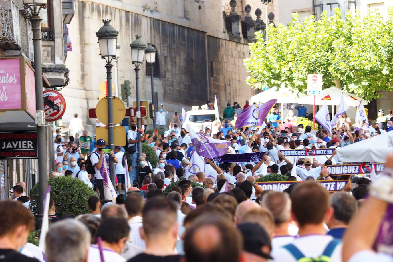 Los aficionados del club han recorrido la ciudad entre cánticos, críticas y pancartas: estos son sus mensajes