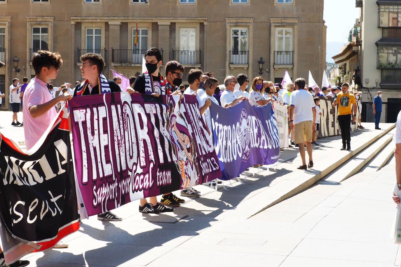 Los aficionados del club han recorrido la ciudad entre cánticos, críticas y pancartas: estos son sus mensajes