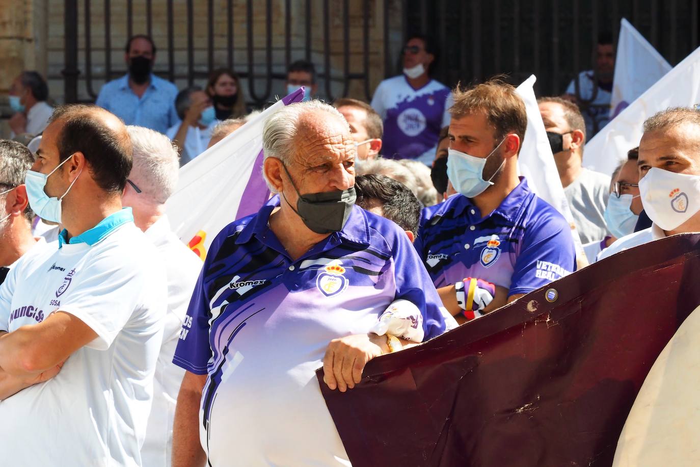 Los aficionados del club han recorrido la ciudad entre cánticos, críticas y pancartas: estos son sus mensajes