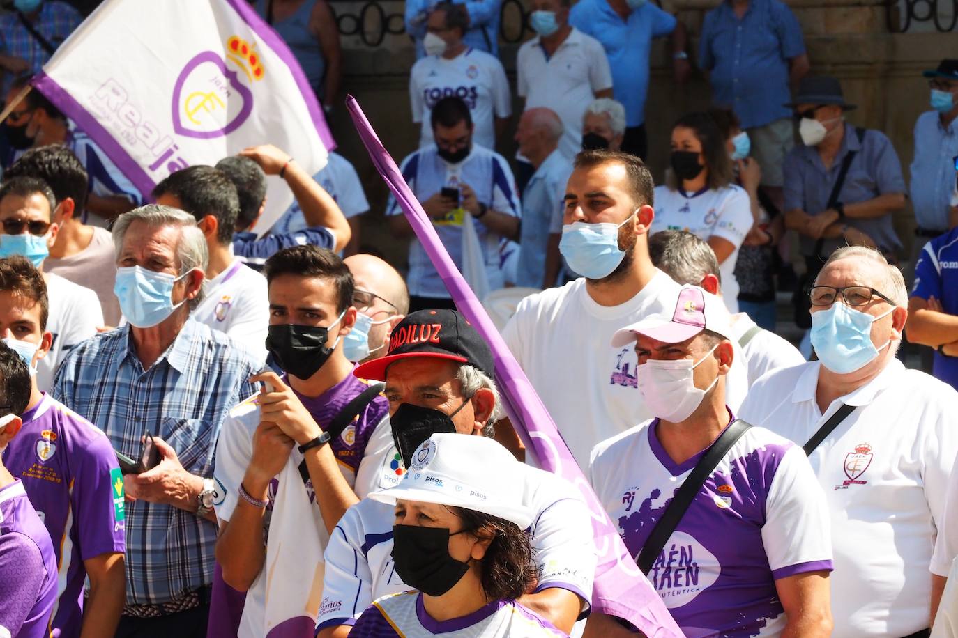Los aficionados del club han recorrido la ciudad entre cánticos, críticas y pancartas: estos son sus mensajes