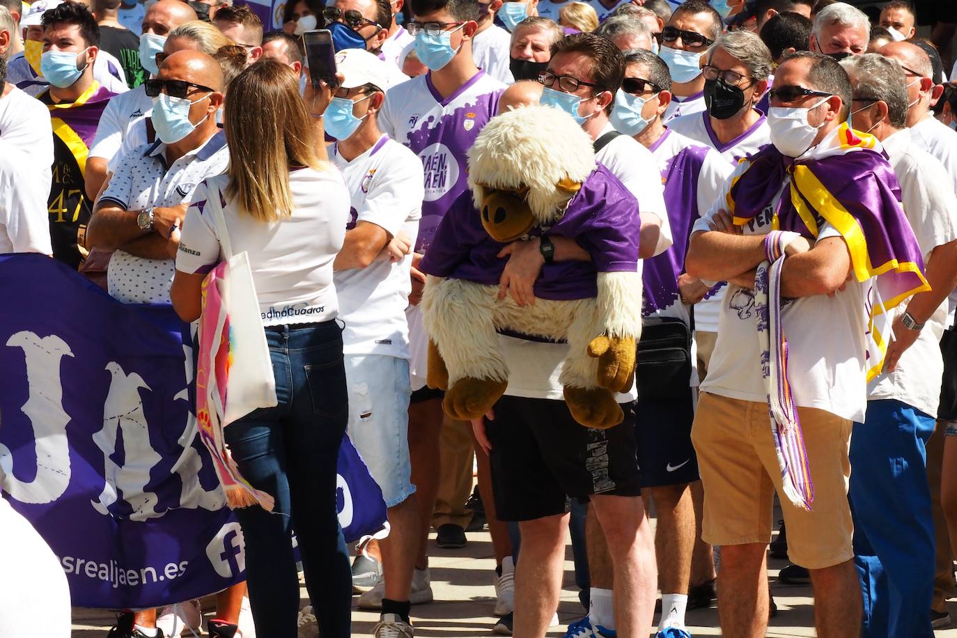 Los aficionados del club han recorrido la ciudad entre cánticos, críticas y pancartas: estos son sus mensajes