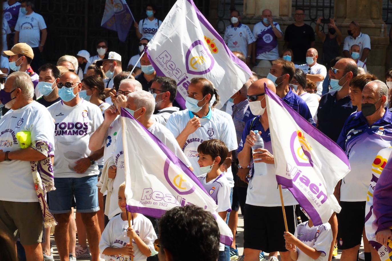 Los aficionados del club han recorrido la ciudad entre cánticos, críticas y pancartas: estos son sus mensajes