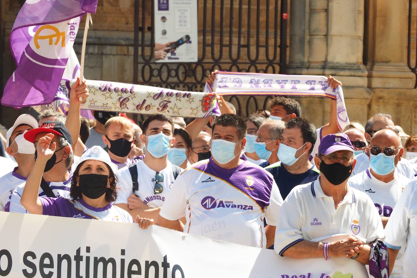 Los aficionados del club han recorrido la ciudad entre cánticos, críticas y pancartas: estos son sus mensajes