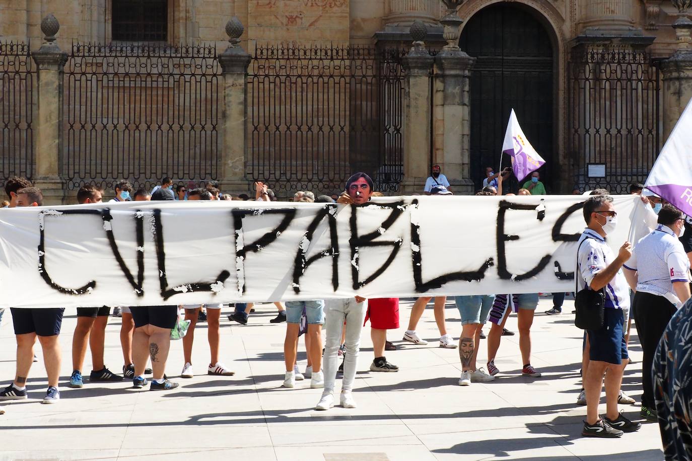 Los aficionados del club han recorrido la ciudad entre cánticos, críticas y pancartas: estos son sus mensajes