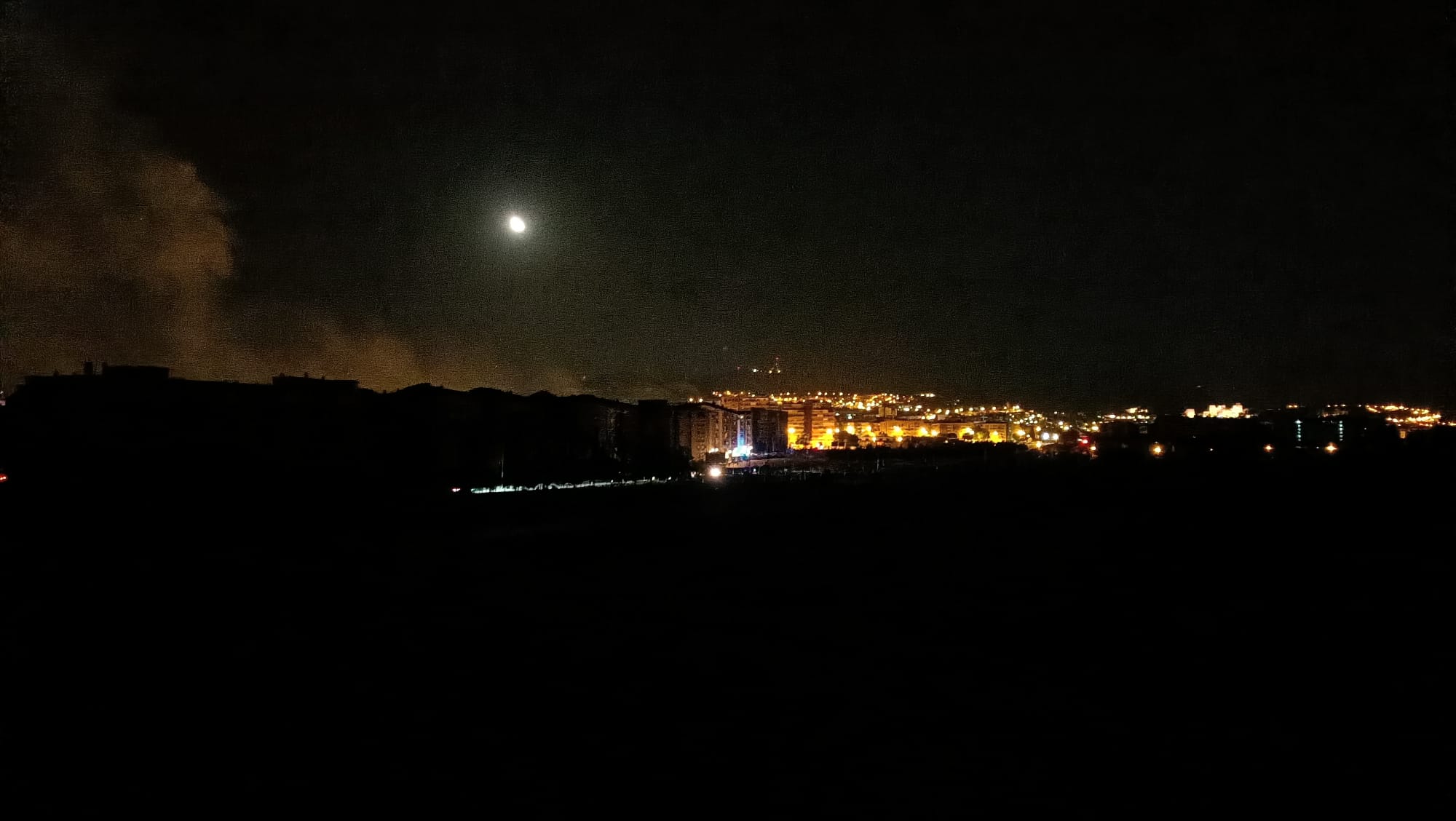 La mitad de la Chana, a la izquierda, a oscuras.