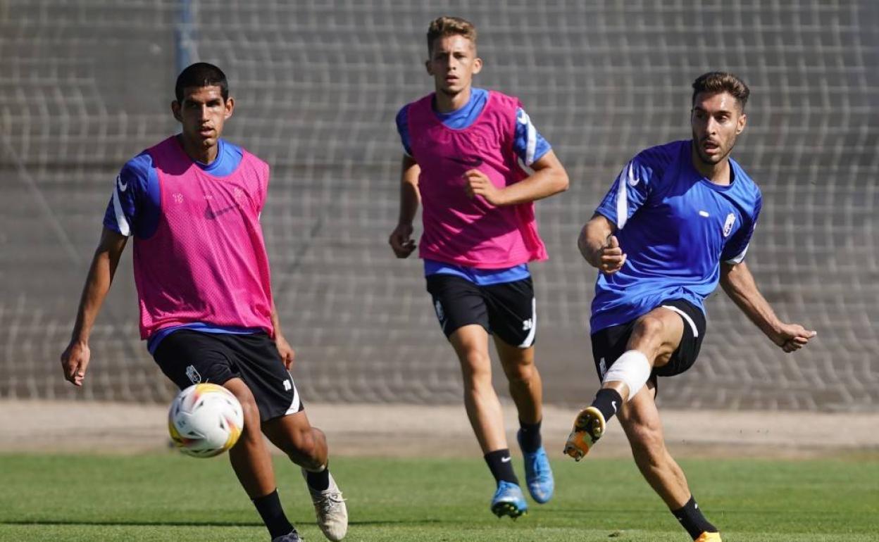 Rochina da un pase ante la mirada del único ausente en este parón, Abram. 