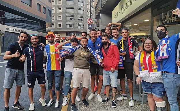 Aficionados de Linares y Andorra hermanados en las calles del principado antes del choque. 