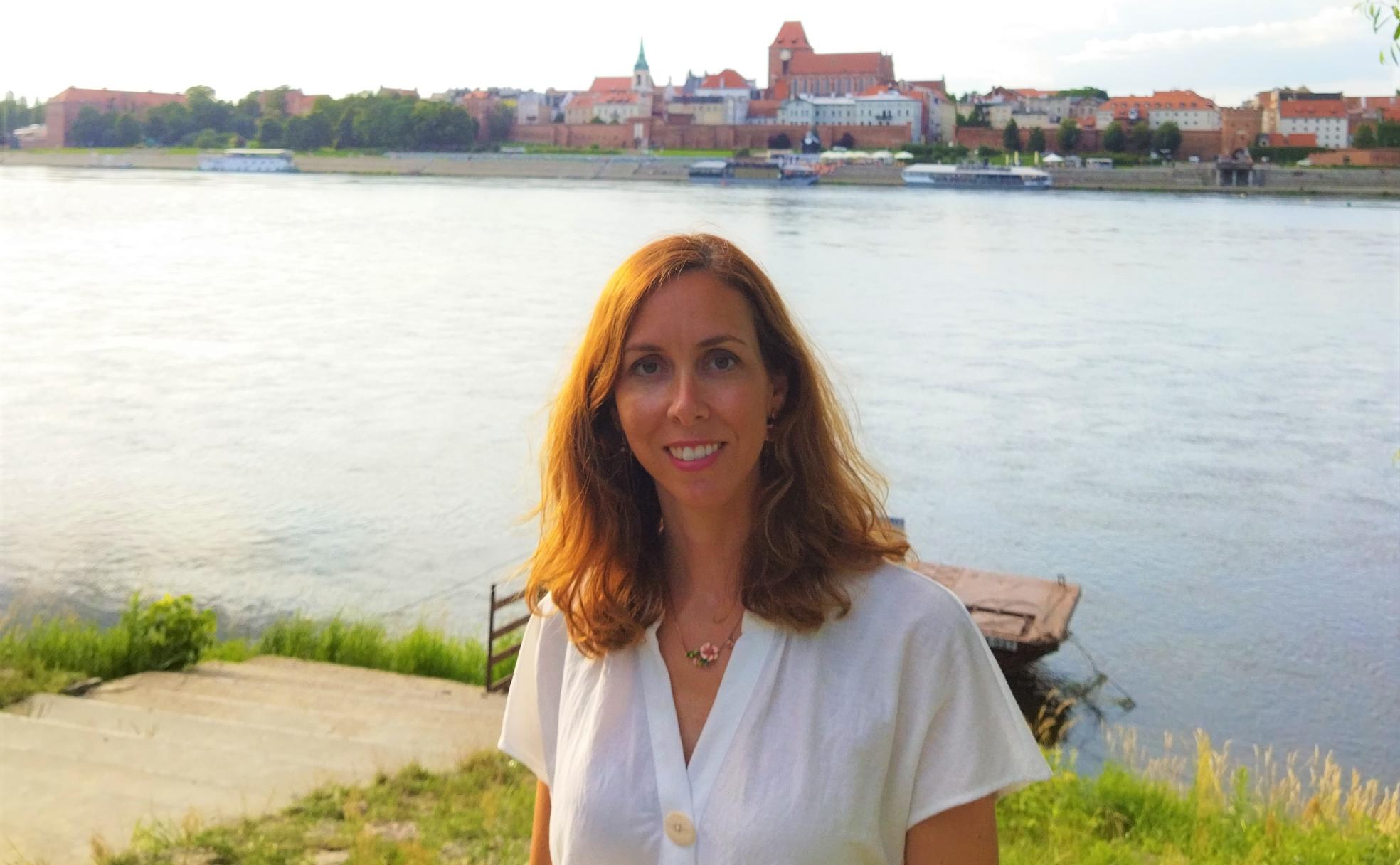 Isabel Arias en un mirador junto al río Vístula, con la ciudad de Torun al fondo