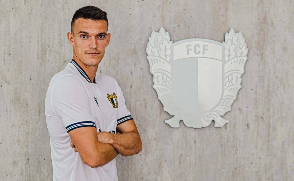 Adrián Marín, en la foto oficial con su nuevo equipo. 