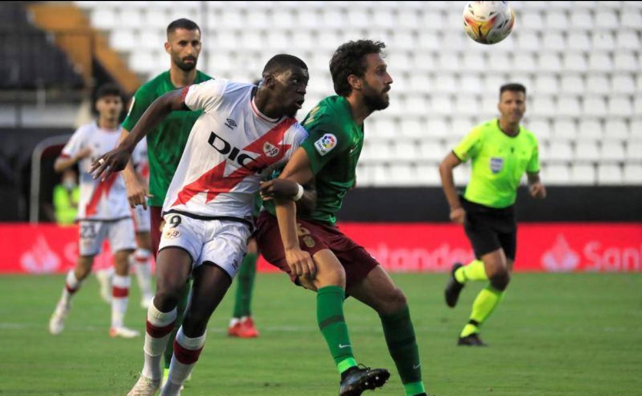 Germán Sánchez pugna por un balón con Nteka. 