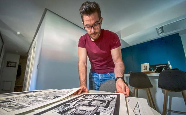 Imagen principal - Javier Fernández revisa las páginas originales. 