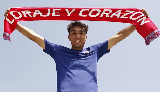 El centrocampista Óscar Castro, en su etapa de juvenil 'colchonero' celebrando un título. 