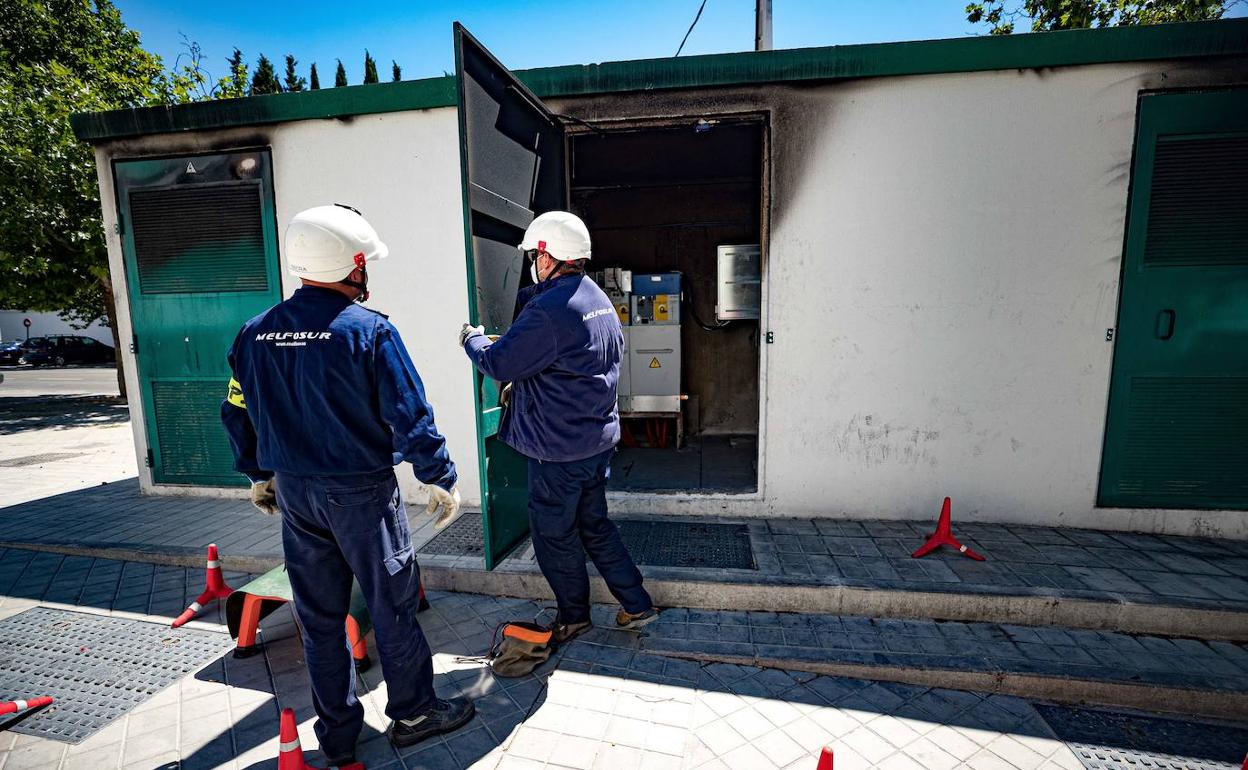 Dos técnicos sustituyen un fusible en un transformador de La Paz, en el pasado mes de julio.