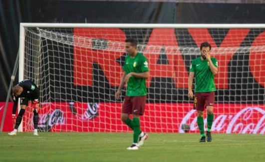 Los futbolistas del Granada, descorazonados tras un gol del Rayo. 
