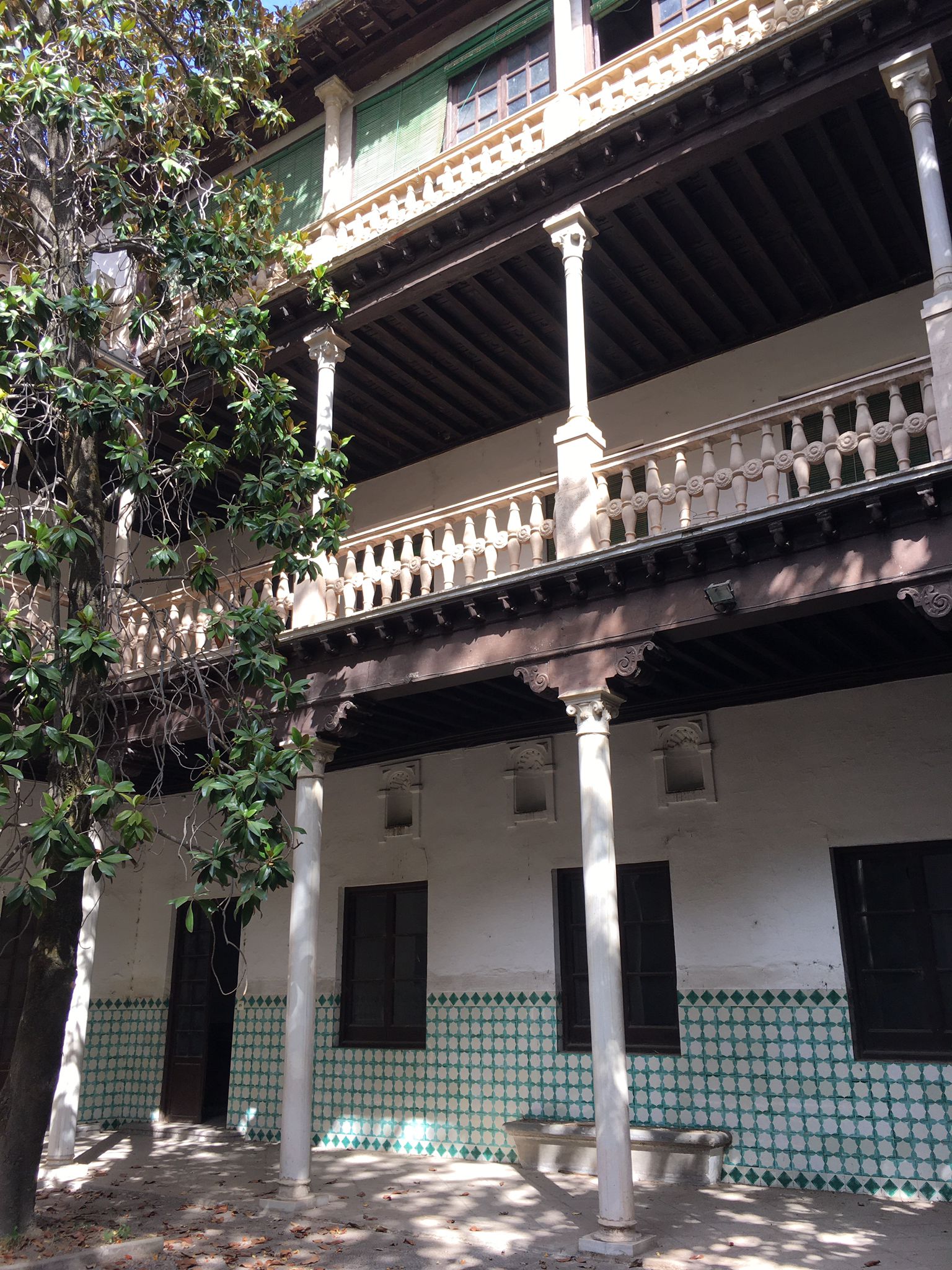 El alcalde, que ha visitado el histórico inmueble este martes, ha explicado que la voluntad es convertir el edificio en un museo «para Granada»