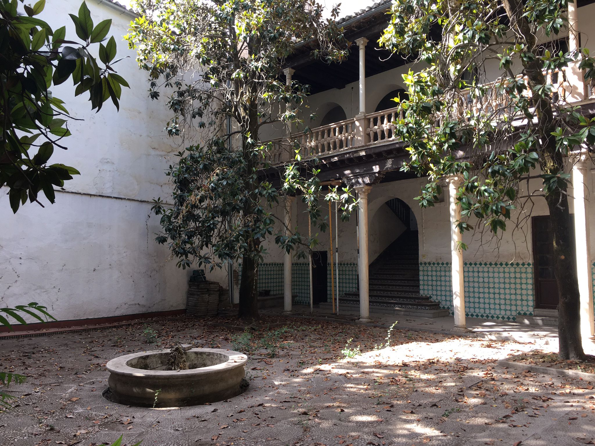 El alcalde, que ha visitado el histórico inmueble este martes, ha explicado que la voluntad es convertir el edificio en un museo «para Granada»