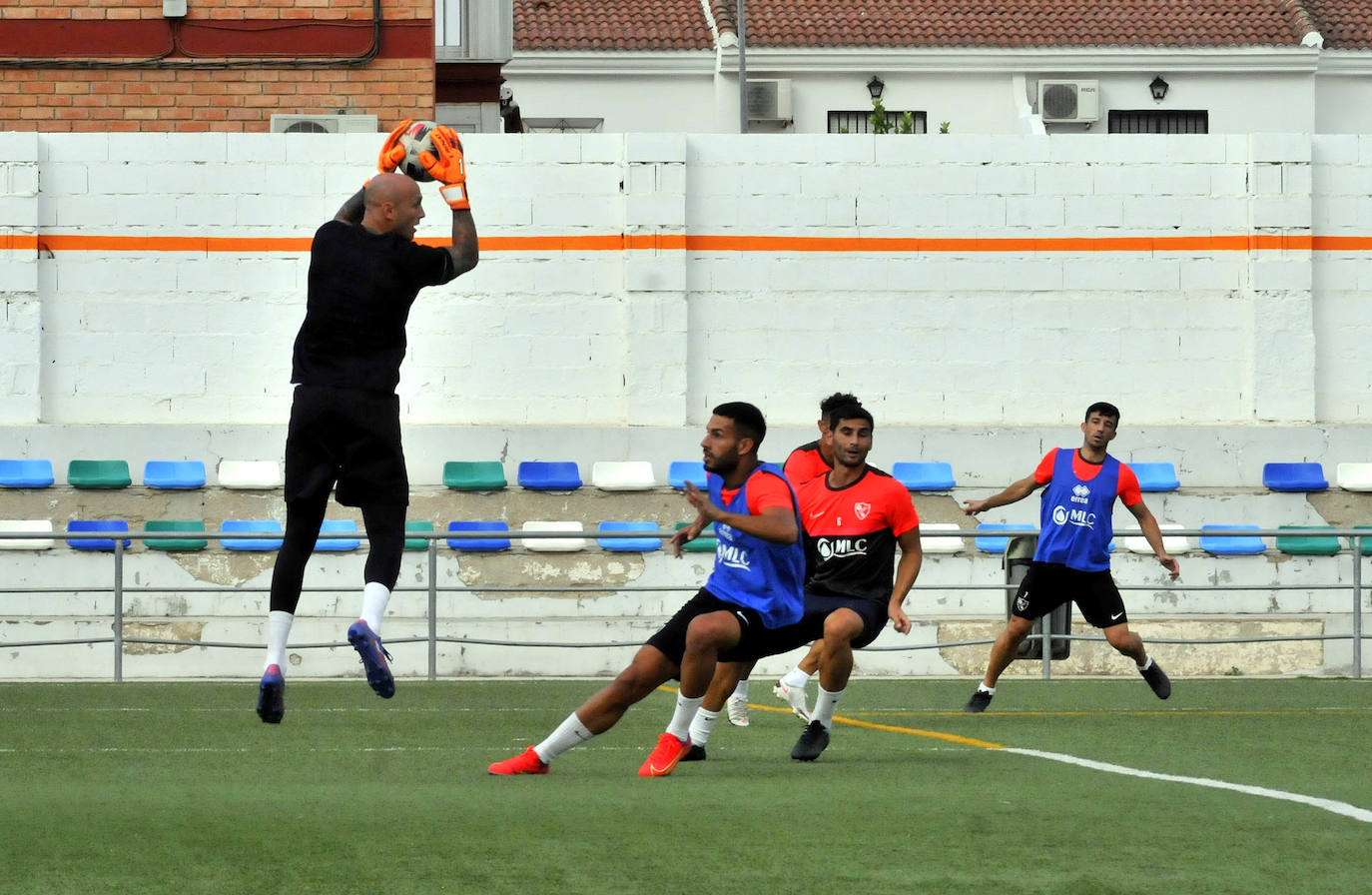 La figura segura de Nauzet saliendo a por un balón en una sesión de entrenamiento en el anexo de Linarejos. 