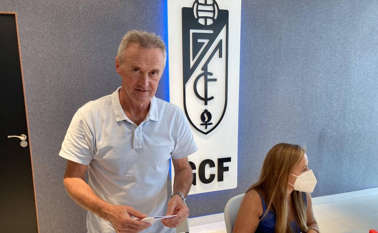 Pep Boada, director deportivo del Granada, junto a la consejera Patricia Rodríguez. 