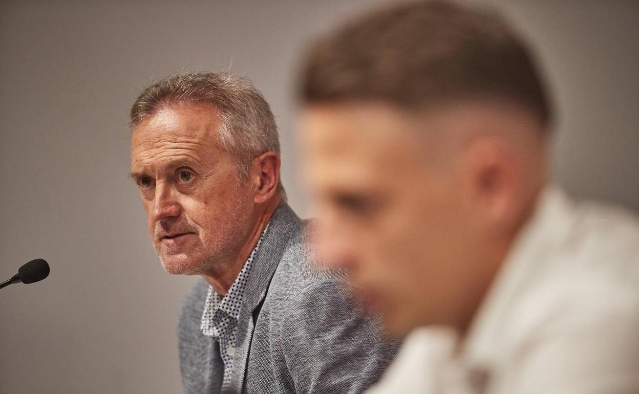 Pep Boada, director deportivo del Granada, junto a Santiago Arias. 