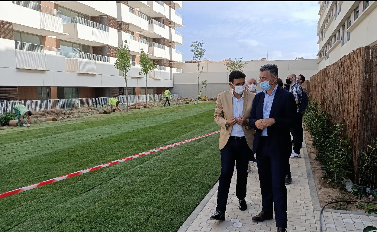 Paco Cuenca y Diego Chacón, durante la visita a los nuevos edificios.