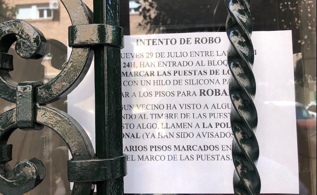 Cartel que avisa a vecinos de una zona de Alminares de las señales de silicona en pisos para robar.