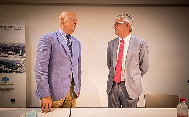 Imbroda y Alcalá antes de la rueda de prensa. 