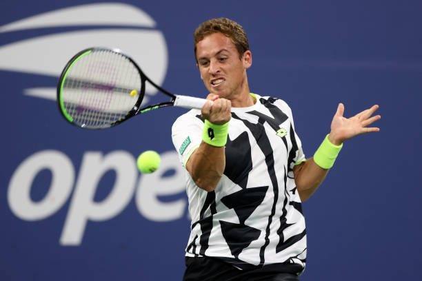 Carballés devuelve con dificultades una bola. 