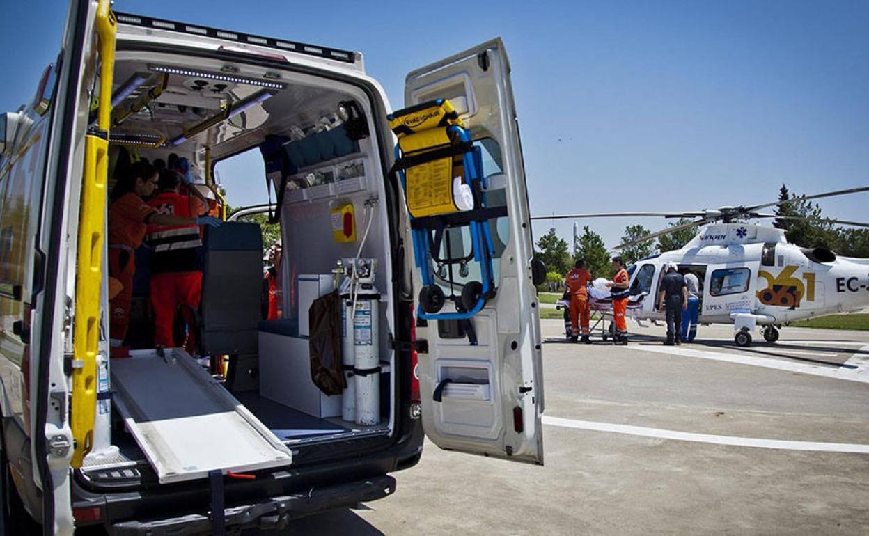 Ambulancia y helicóptero de EPES.