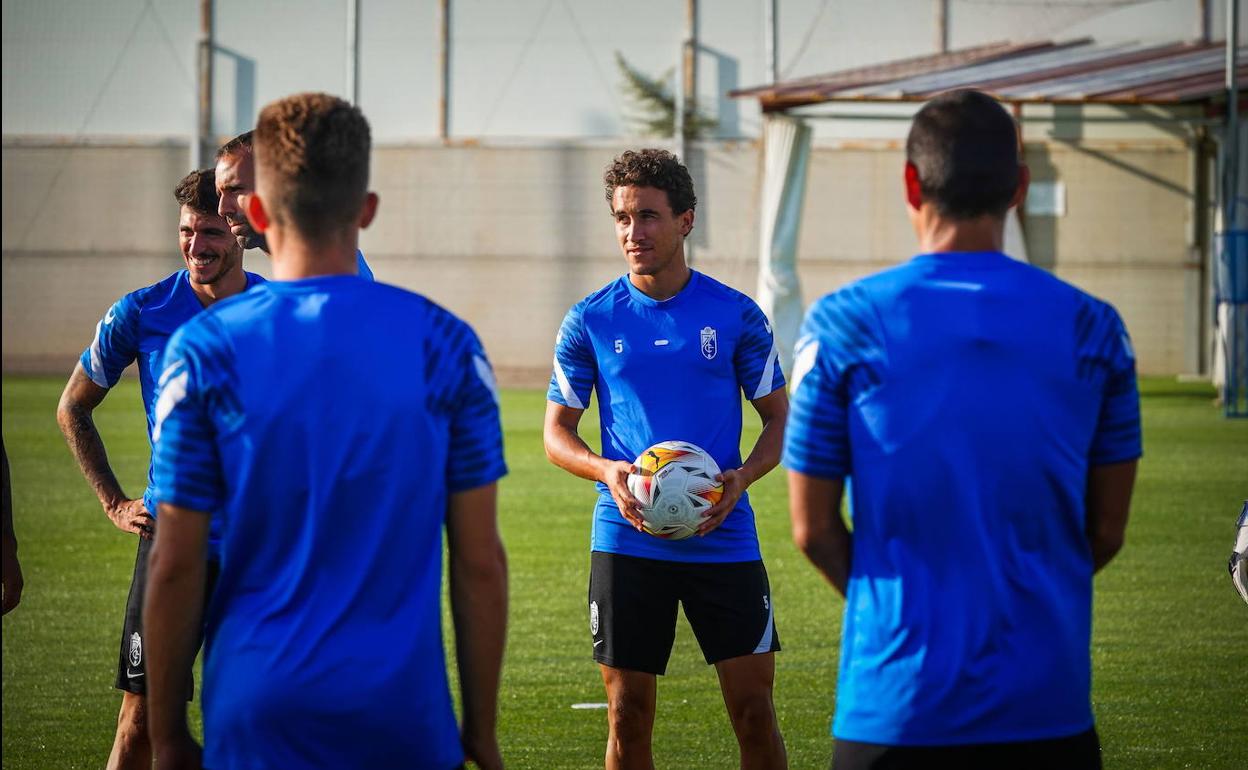 Luis Milla sostiene un balón durante un entrenamiento anteriro del Granada. 