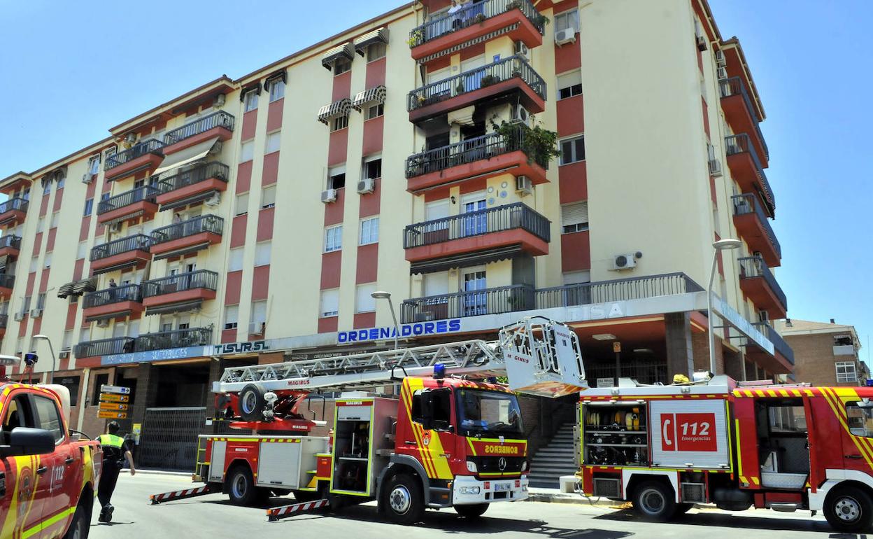 Foto de archivo de una intervención de los Bomberos de Linares para extinguir un incendio. 