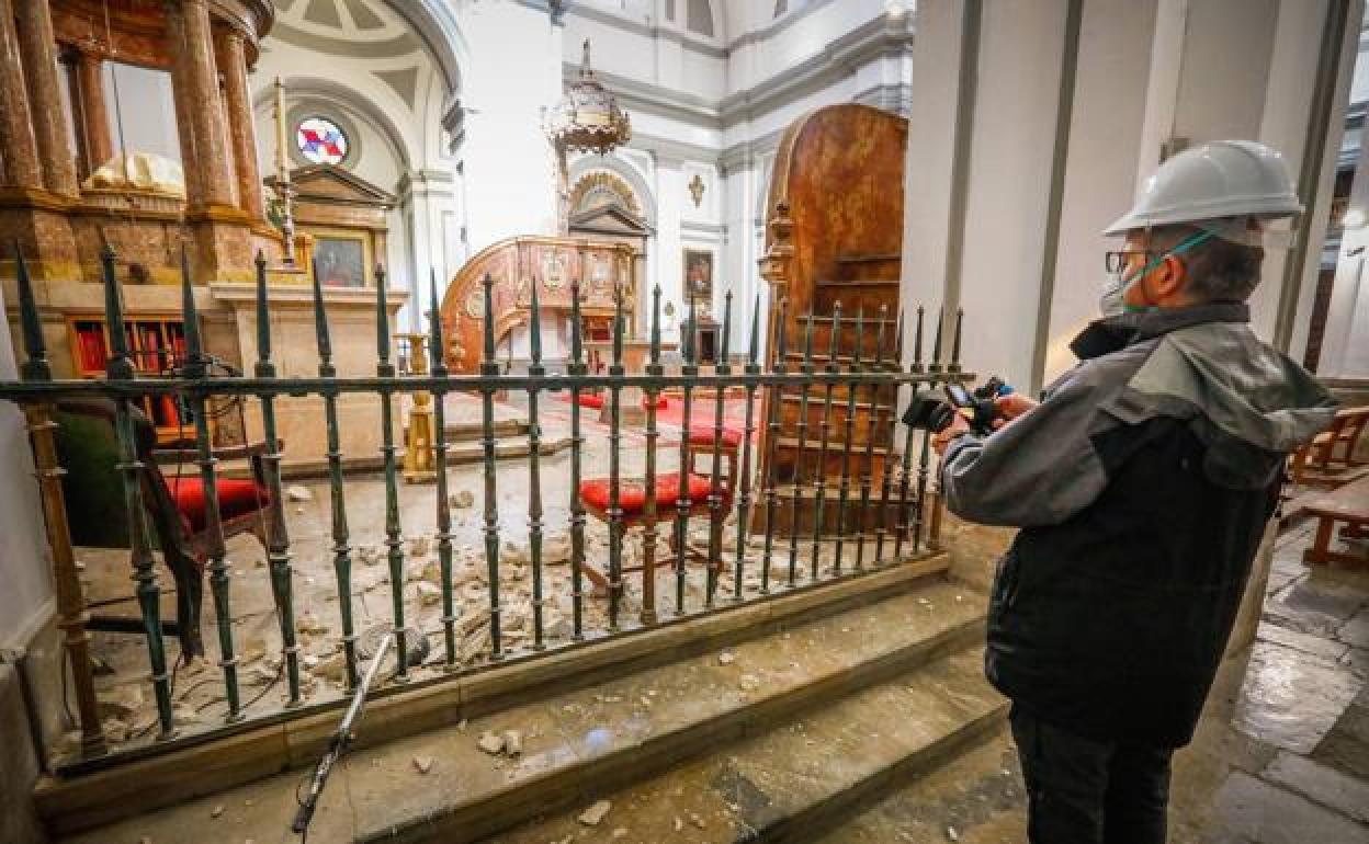 Los daños en la iglesia de la Encarnación de Santa Fe siguen sin reparar, siete meses después.