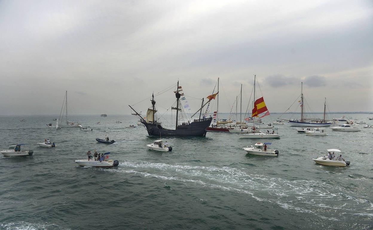 Una réplica de la nao 'Victoria' de Magallanes-Elcano sale del Guadalquivir a mar abierto durante la celebración del 500 aniversario del comienzo de la primera vuelta al mundo. 