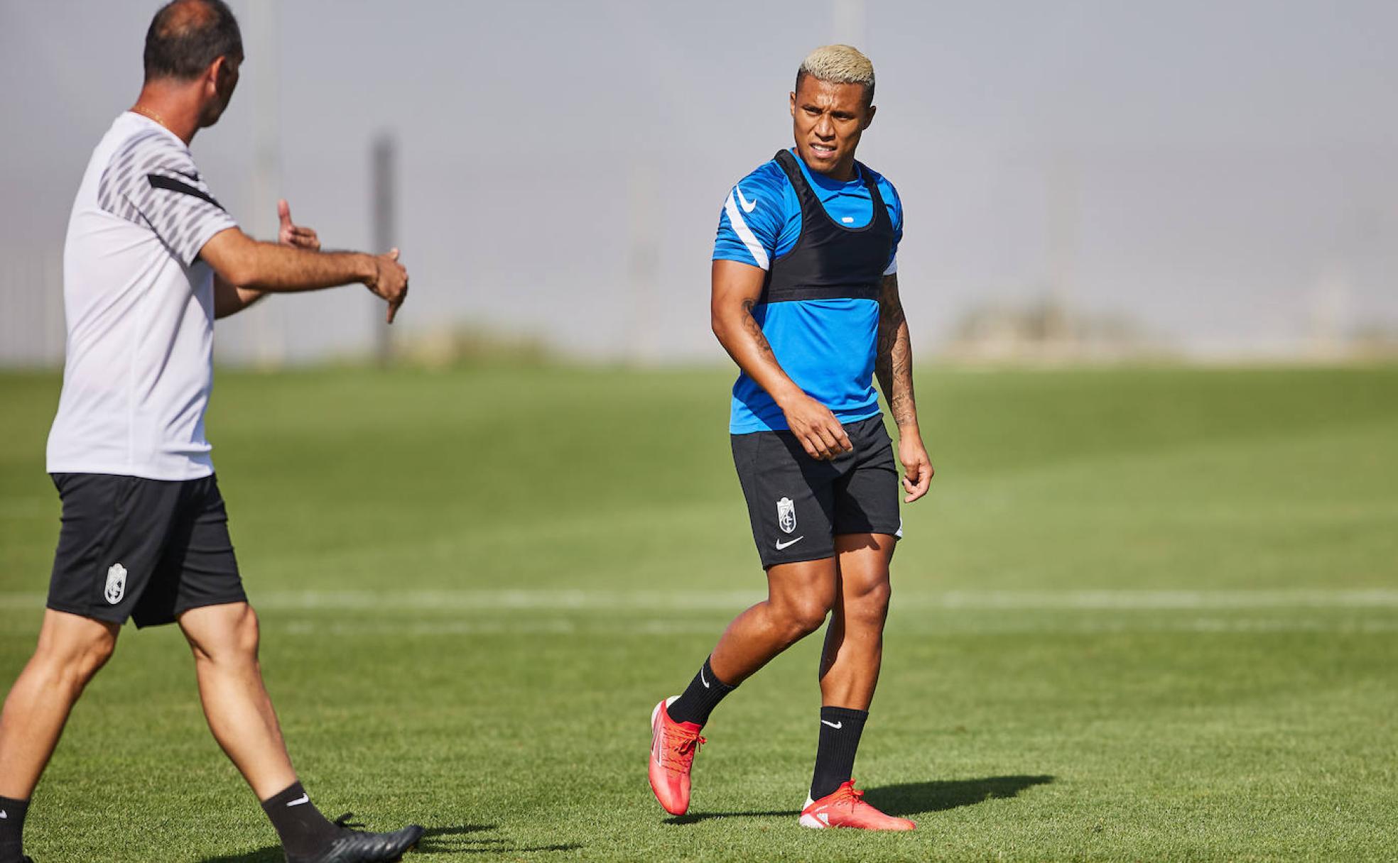 Darwin Machís escucha al preparador físico Juanjo del Ojo durante un entrenamiento. 