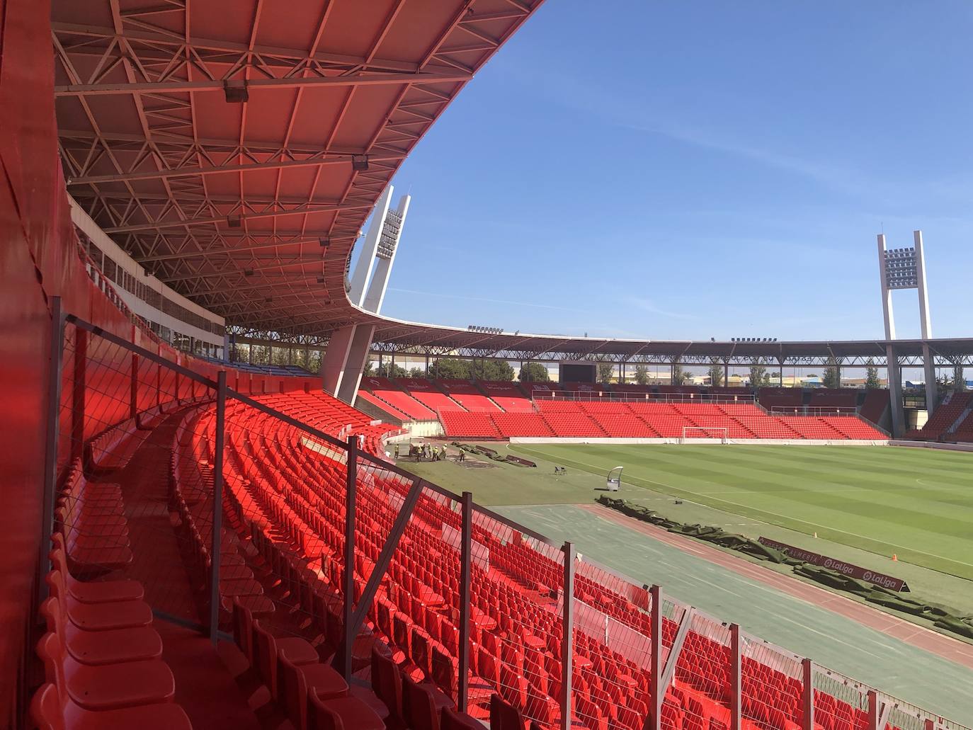 El Estadio de los Juegos Mediterráneos luce con un color rojo radiante. 