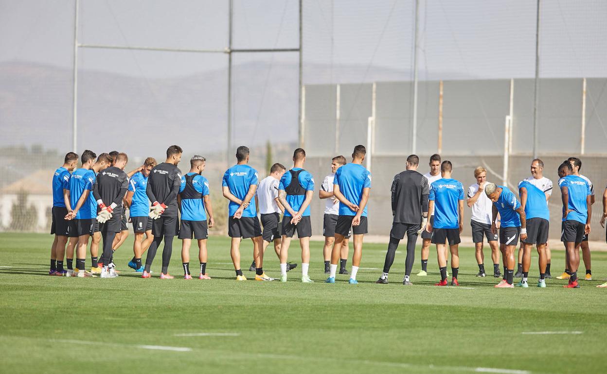 Los futbolistas del Granada atienden a una indicación de Robert Moreno. 