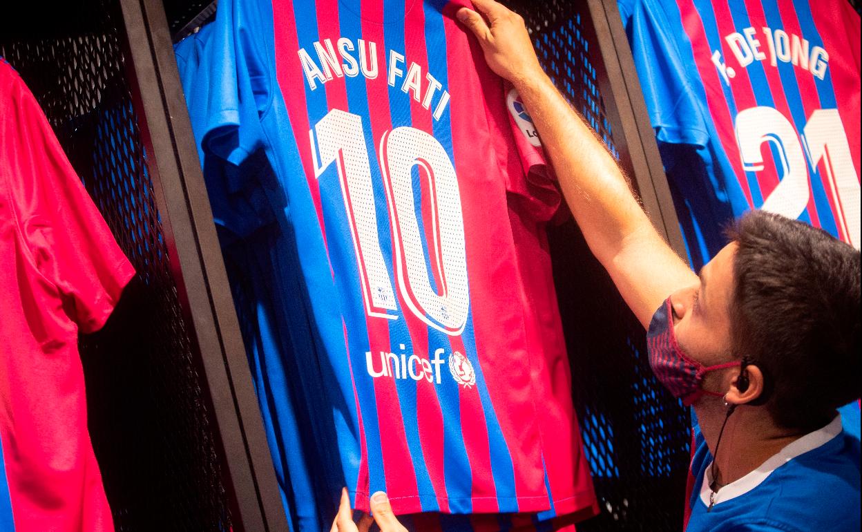 Camiseta de Ansu Fati con el dorsal '10' en la tienda oficial del Barça en el Camp Nou.