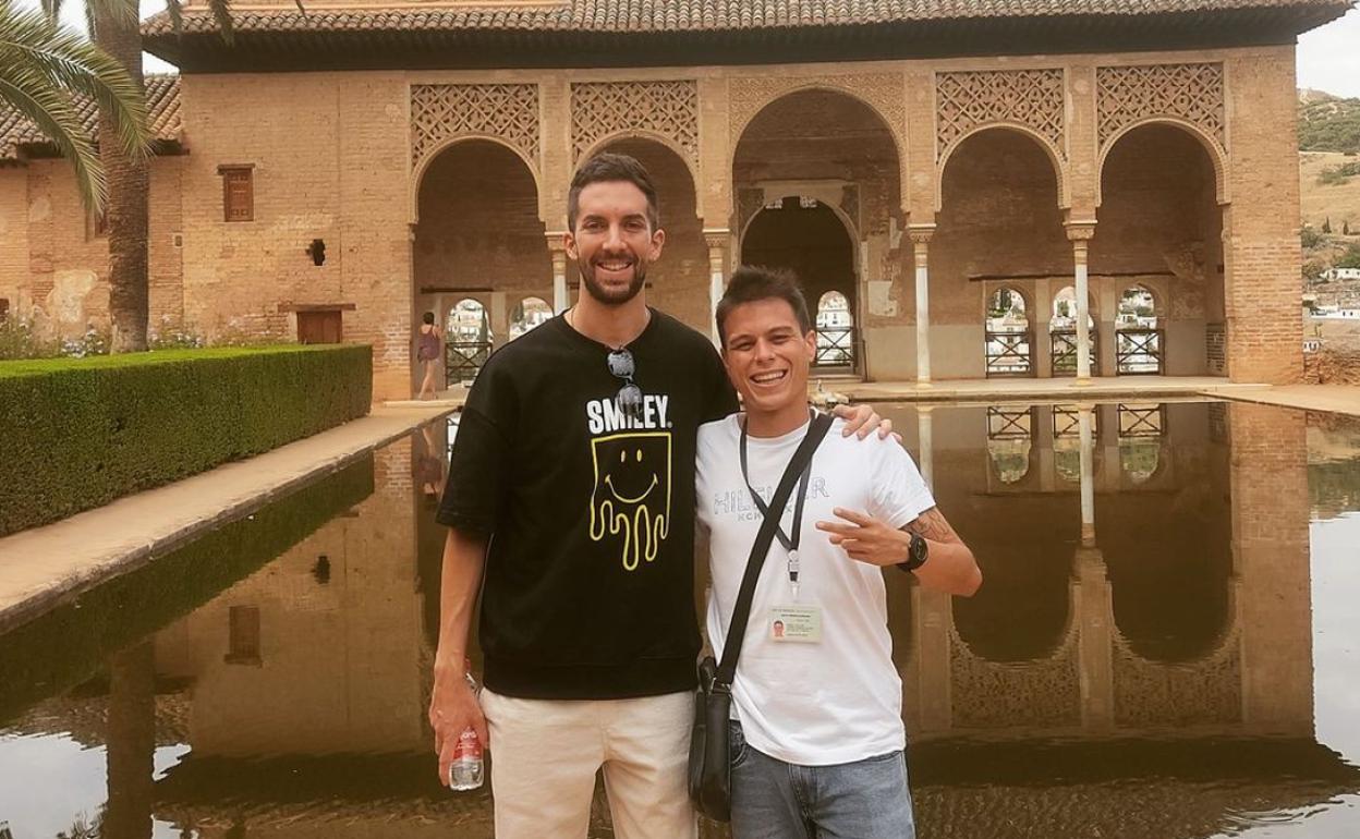 David Broncano junto al guía turístico Juanjo Rodríguez en la Alhambra.