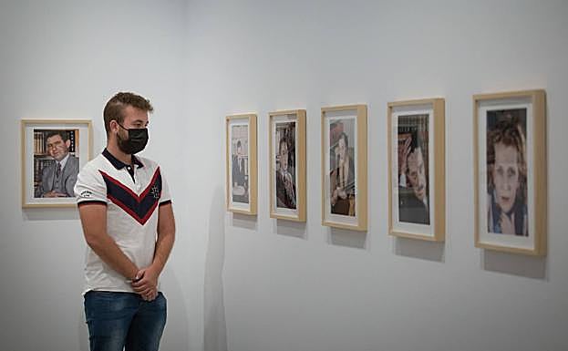 Observando las obras situadas en la primera planta. 