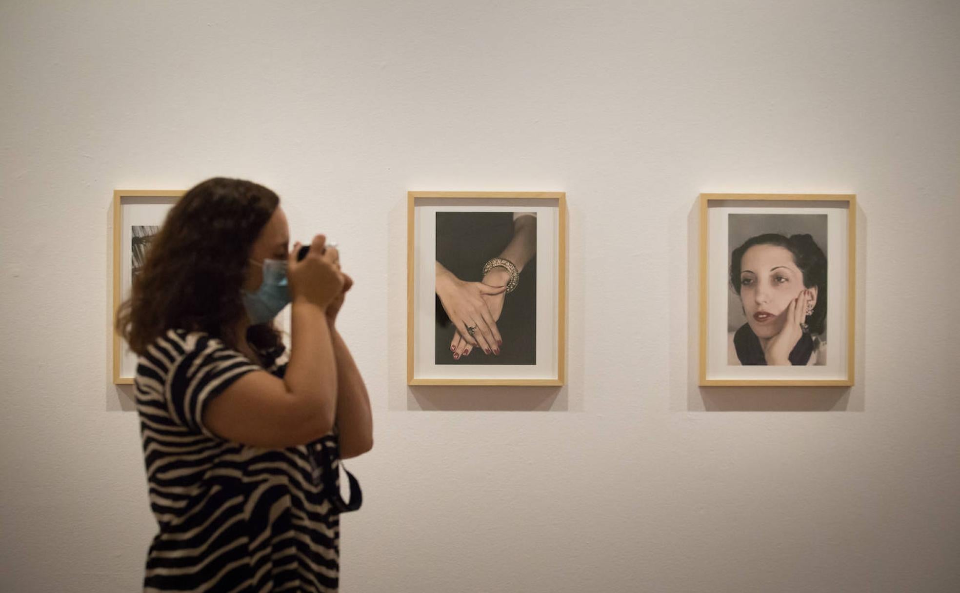 Fotografiando algunas de las instantáneas de 'En el sur tan distante', una colección de fotos de la etapa latinoamericana de Freund. 