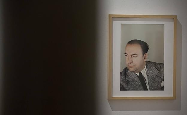 Pablo Neruda fotografiado por Gisèé Freund. 