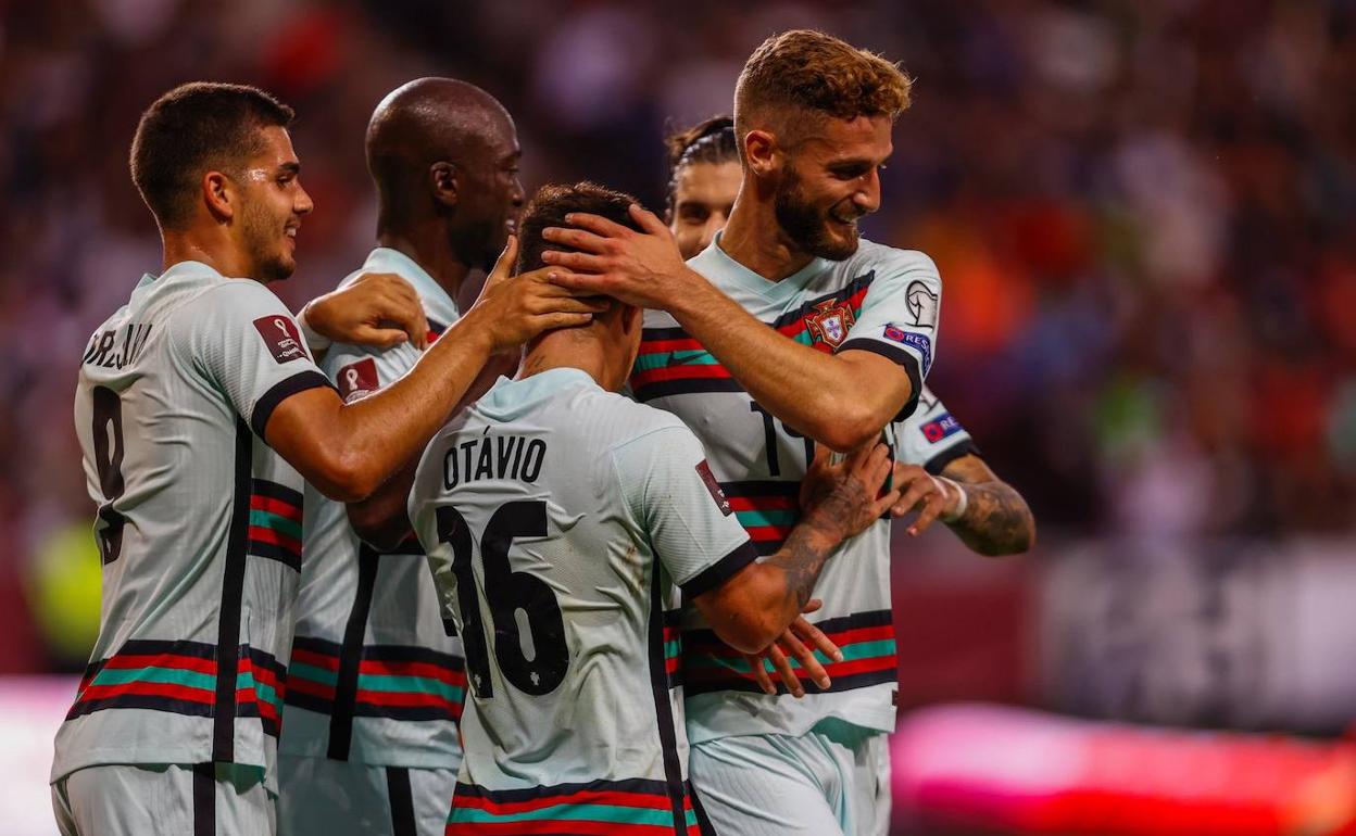Domingos Duarte festeja con sus compañeros en Portugal un gol ante Catar. 