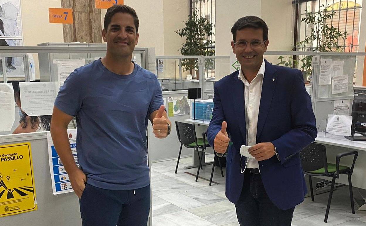 Robert Moreno y Paco Cuenca se fotografían en las dependencias del Ayuntamiento de Granada al empadronarse en la ciudad este jueves.