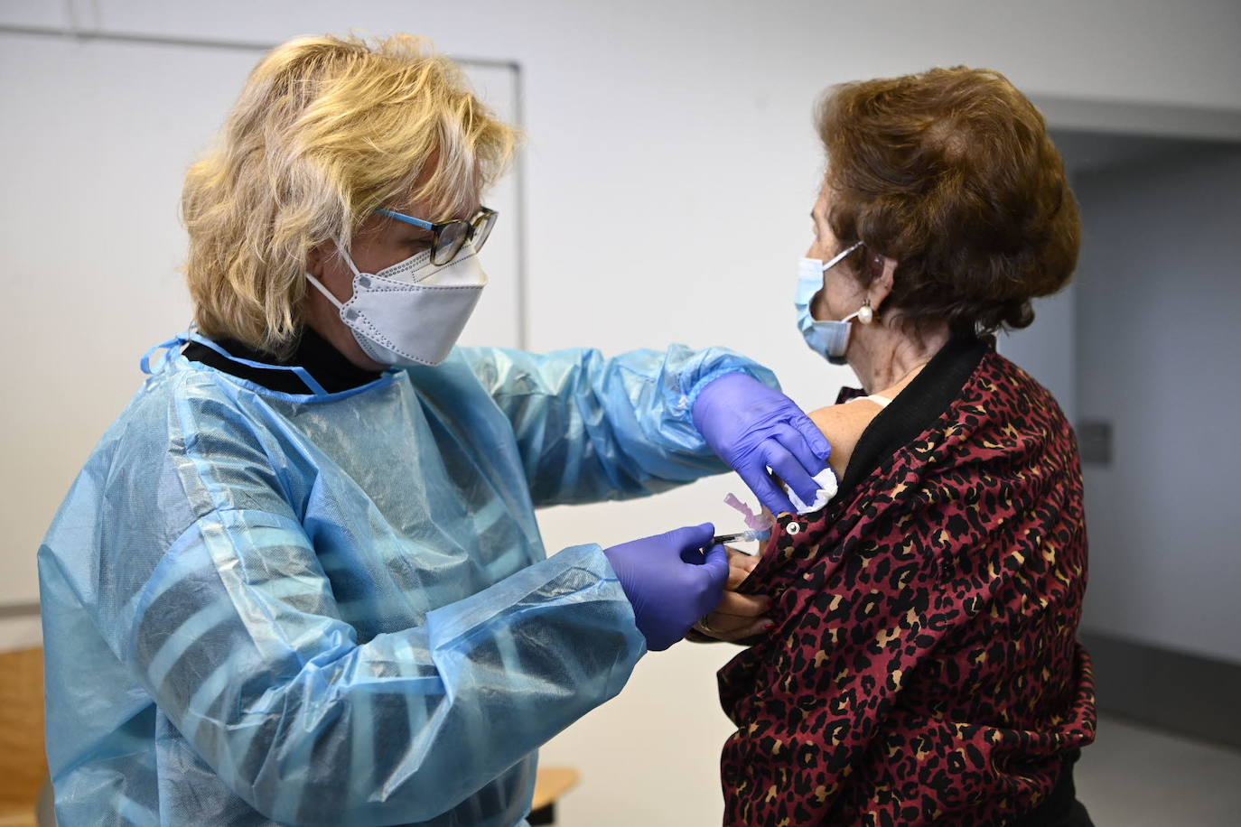 Los pacientes inmunodeprimidos recibirán la tercera dosis en centros de salud y a domicilio