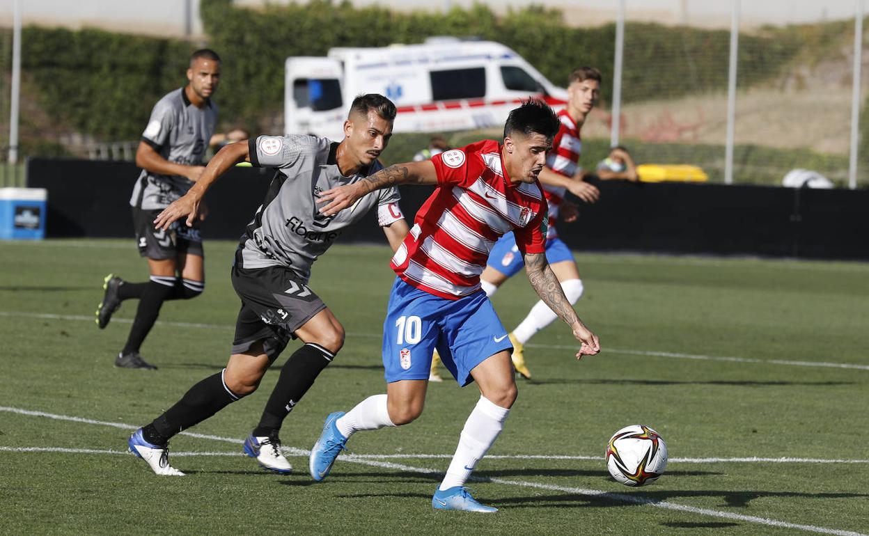 El rojiblanco Echu conduce un balón ante la presión de un rival. 