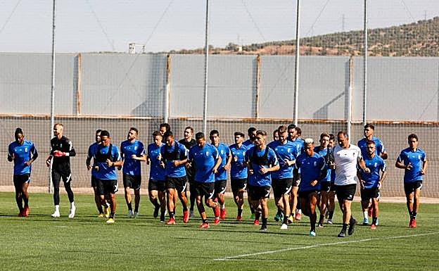 La plantilla, con Luis Abram en el centro con botas rojas, hace carrera antes de entrenar. 